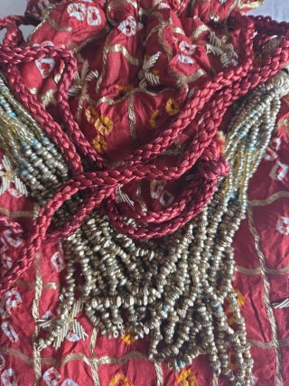 Pochette in seta rossa e oro