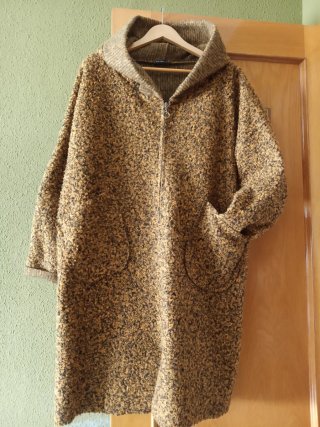 Abrigo largo con capucha y cremallera