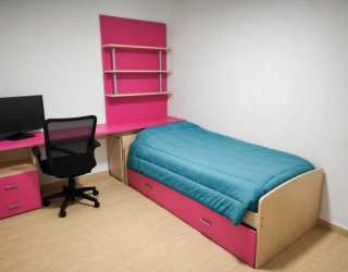 Dormitorio juvenil completo con colchón y silla