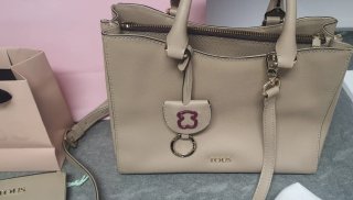 Bolso y cartera Tous beige y dorados
