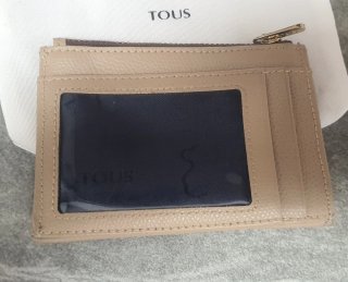 Bolso y cartera Tous beige y dorados