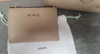 Bolso y cartera Tous beige y dorados