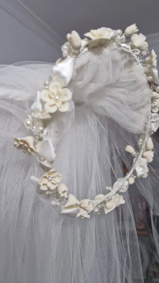 Tiara floral con velo