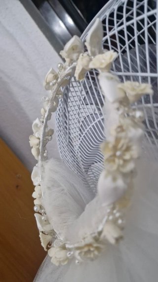 Tiara floral con velo