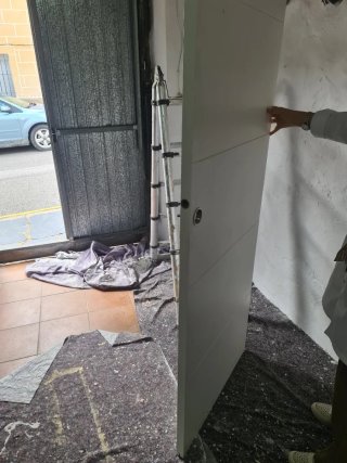 Puerta maciza lacada en blanco y corredera