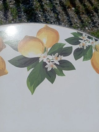 Tavolino rotondo in ferro battuto e ceramica