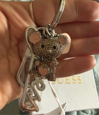 Llavero Guess Osito Corazón Rosa