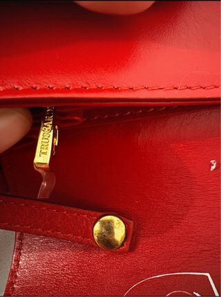 Borsa rossa con logo a forma di animale
