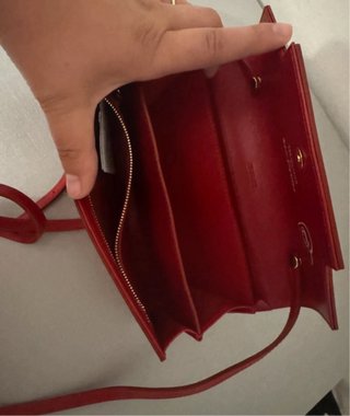 Borsa rossa con logo a forma di animale