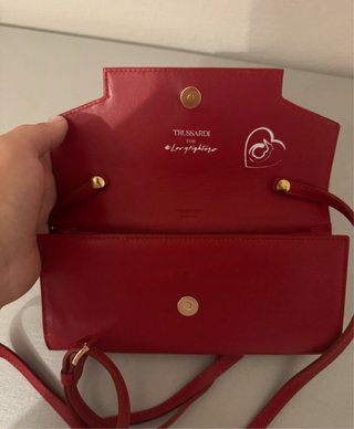 Borsa rossa con logo a forma di animale