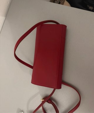 Borsa rossa con logo a forma di animale