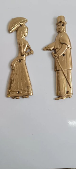 Figura de latón para puerta de baño