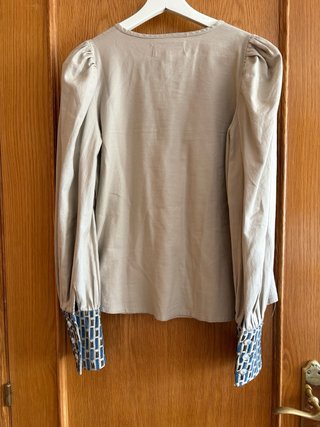 Blusa Maravic topo con puños estampados