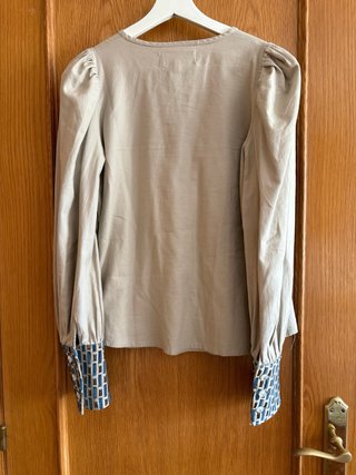 Blusa Maravic topo con puños estampados