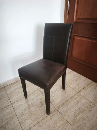 Sillas de salón de piel marron.