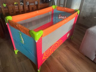 Cuna de viaje naranja