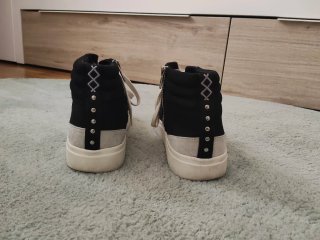 Zapatillas altas de ante negras y cordones blancos