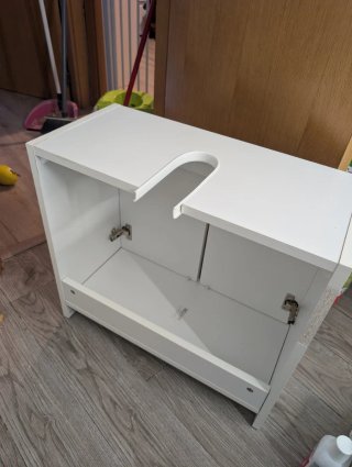 Mueble de lavabo blanco y madera