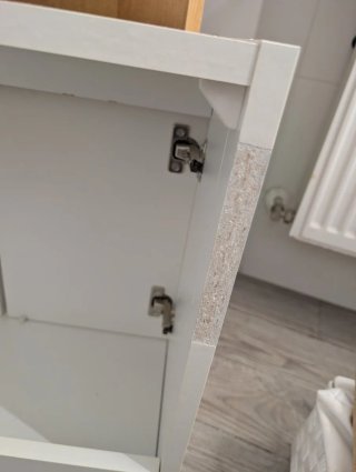 Mueble de lavabo blanco y madera