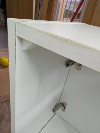 Mueble de lavabo blanco y madera