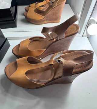 Sandalias cuña Benen piel marrón y amarillo