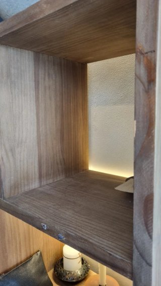 Estantería decorativa de madera con luz led