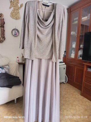 Es un vestido de fiesta en talla XL marca corte