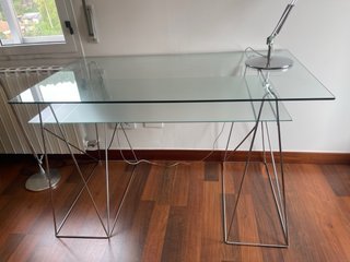 Escritorio cristal caballetes metálicos.