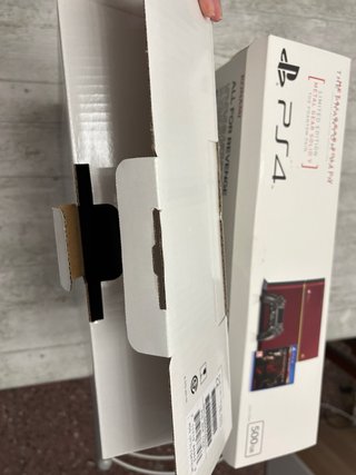 PS4 Edición Limitada Metal Gear Solid V Roja