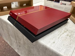 PS4 Edición Limitada Metal Gear Solid V Roja