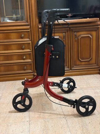 Deambulatore rosso 3 ruote con borsa