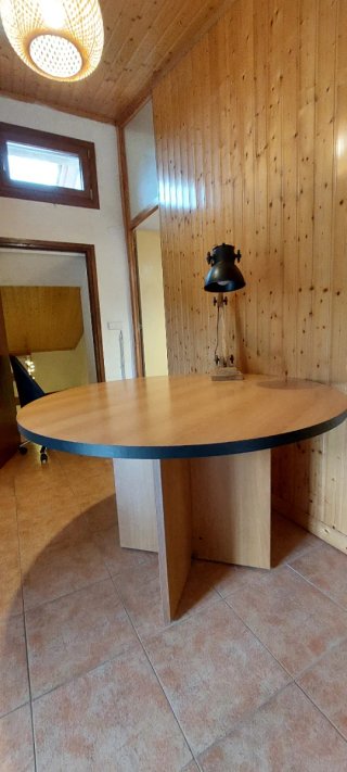 Mesa redonda de madera