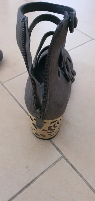Zapatos de tacón grises con detalles dorados