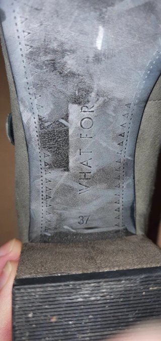 Zapatos de tacón grises con detalles dorados