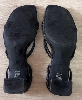 ZAPATOS NEGROS CON TACÓN NEGROS PULL&BEAR TALLA 35