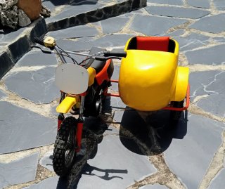 Moto infantil Italjet con sidecar