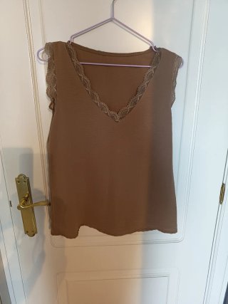 Camiseta lencera marrón con encaje