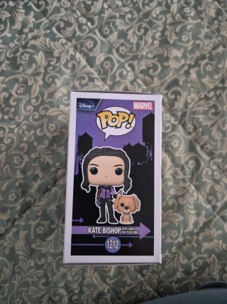 Funko Pop Kate Bishop con Lucky 1212