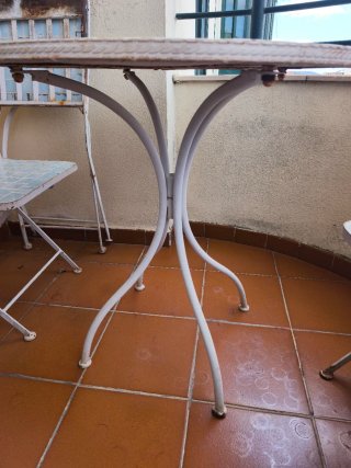 Mesas y cuatro sillas de jardín echas con baldosas