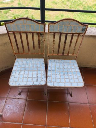 Mesas y cuatro sillas de jardín echas con baldosas