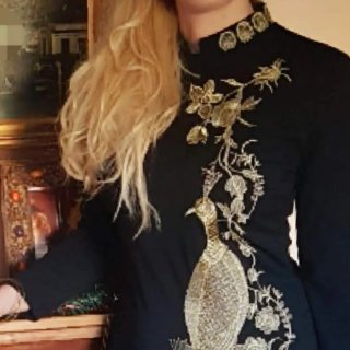 Vestido TESSCAR negro bordado oriental dorado