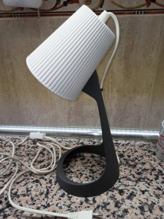 Lámpara de escritorio negra y blanca