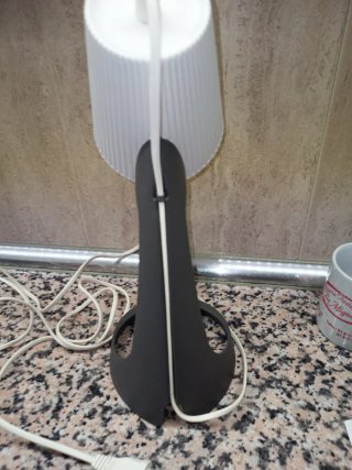 Lámpara de escritorio negra y blanca