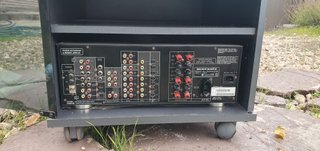 Amplificador Marantz con cajón y altavoces