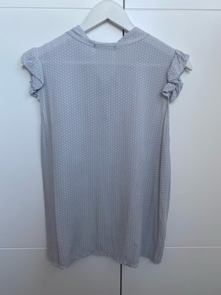 Blusa gris con lazo y lunares blancos