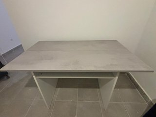 Mesa de cocina extensible gris y blanca como nueva