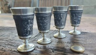 Set di bicchieri vintage in metallo