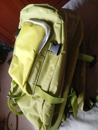 Mochila verde y amarilla