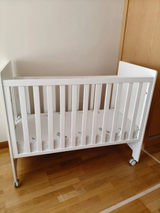 Cuna de madera para bebé