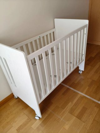 Cuna de madera para bebé
